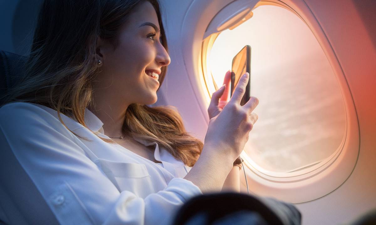 Mulher viajando com milhas conquistadas com o cartão Ourocard do Banco do Brasil